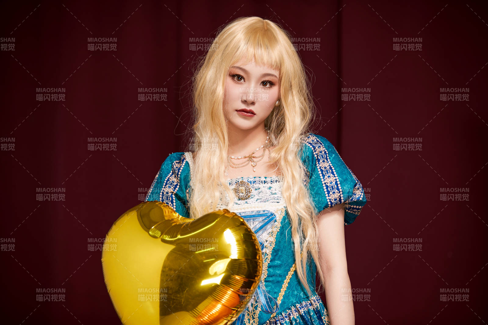 红色背景下穿着欧式宫廷晚装庆祝生日的少女