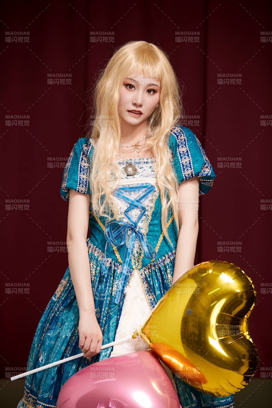 红色背景下穿着欧式宫廷晚装庆祝生日的少女