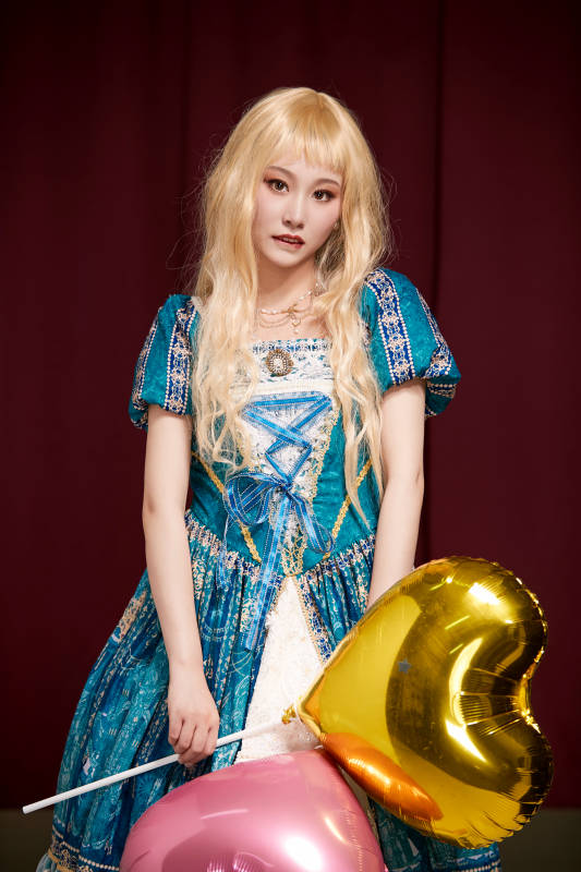 红色背景下穿着欧式宫廷晚装庆祝生日的少女