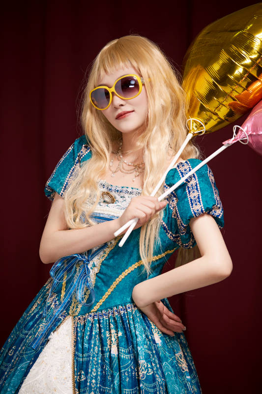 红色背景下穿着欧式宫廷晚装庆祝生日的少女