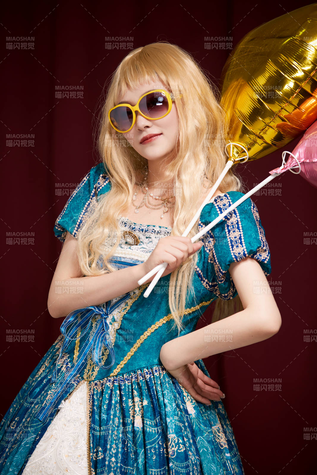 红色背景下穿着欧式宫廷晚装庆祝生日的少女