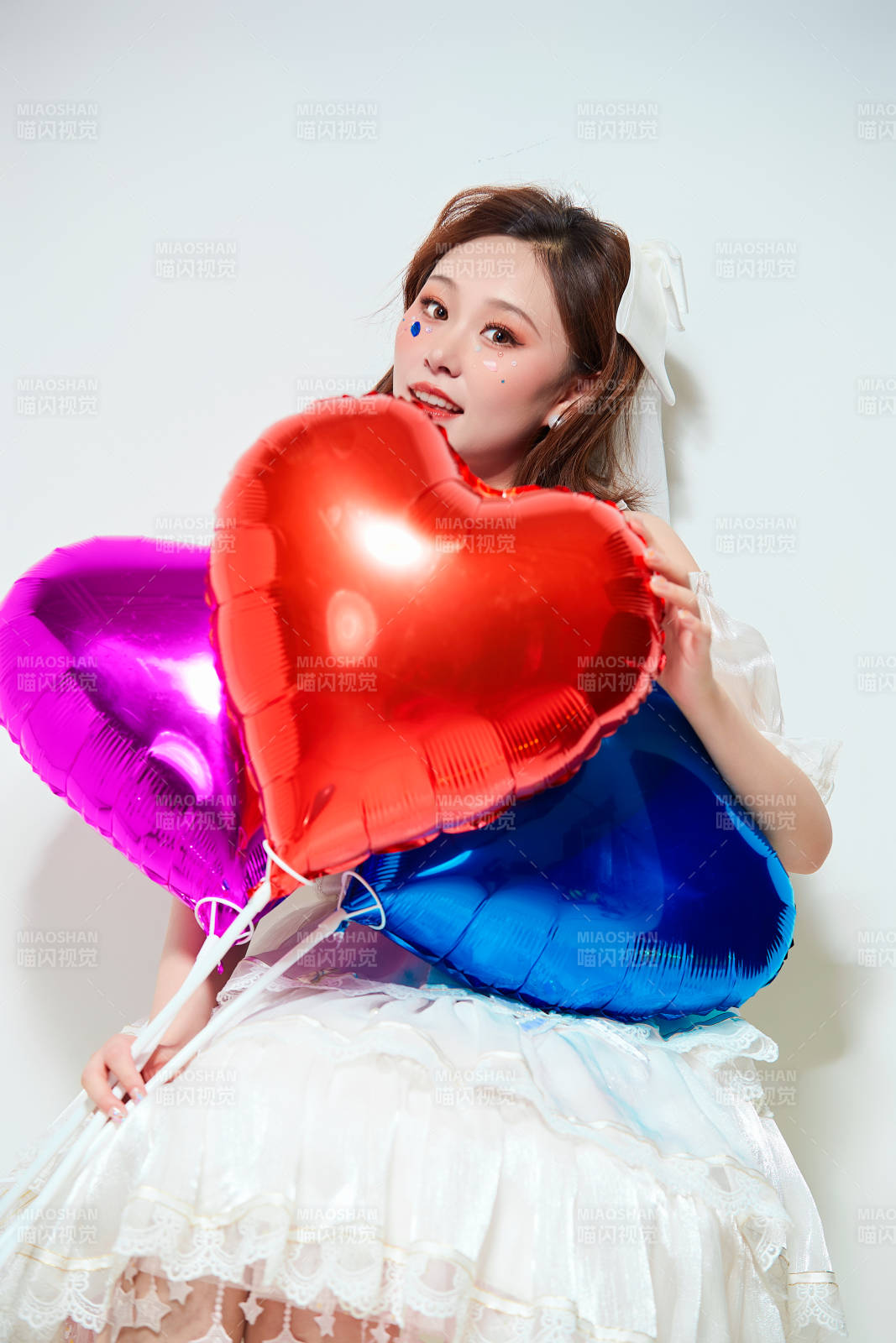 穿著公主裙手拿氣球慶祝生日的亞洲女性