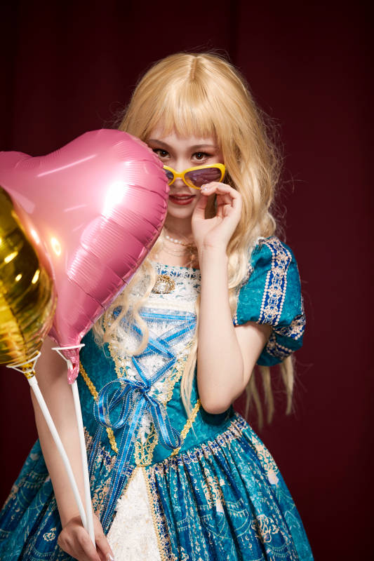 红色背景下穿着欧式宫廷晚装庆祝生日的少女