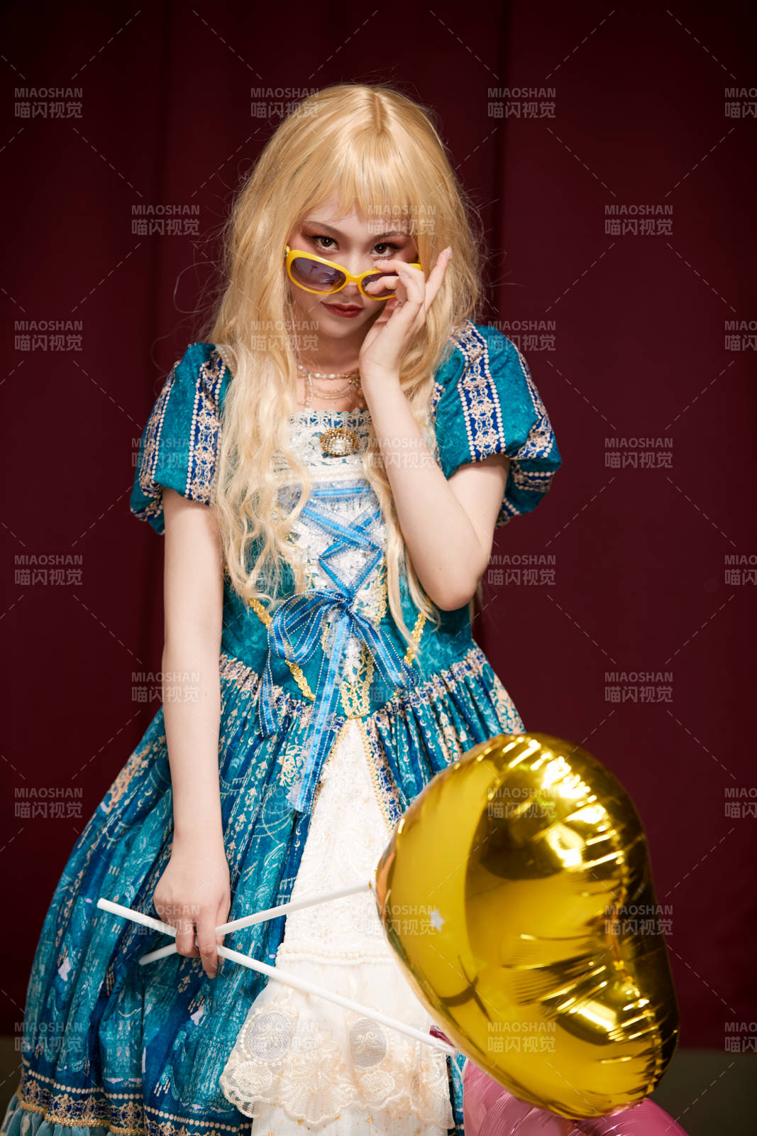 紅色背景下穿著歐式宮廷晚裝慶祝生日的少女