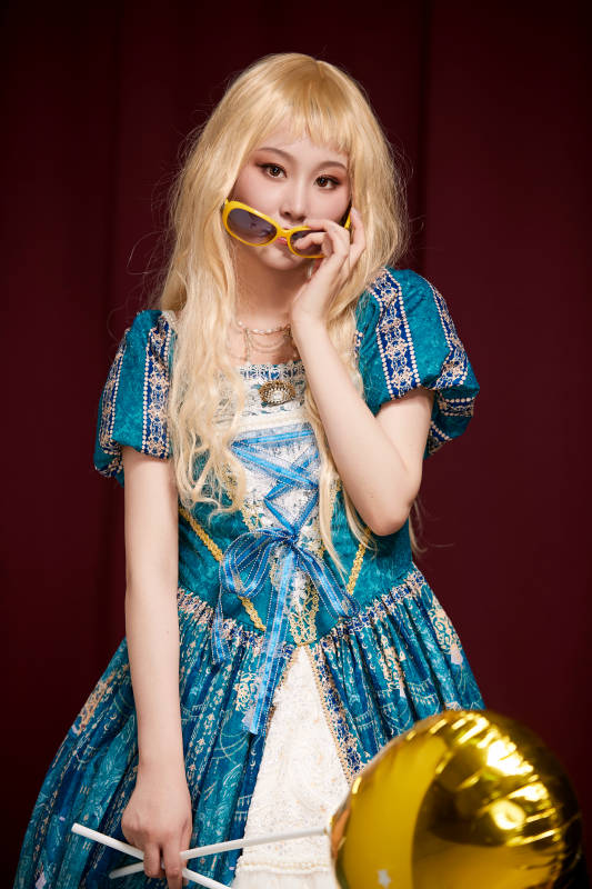 红色背景下穿着欧式宫廷晚装庆祝生日的少女