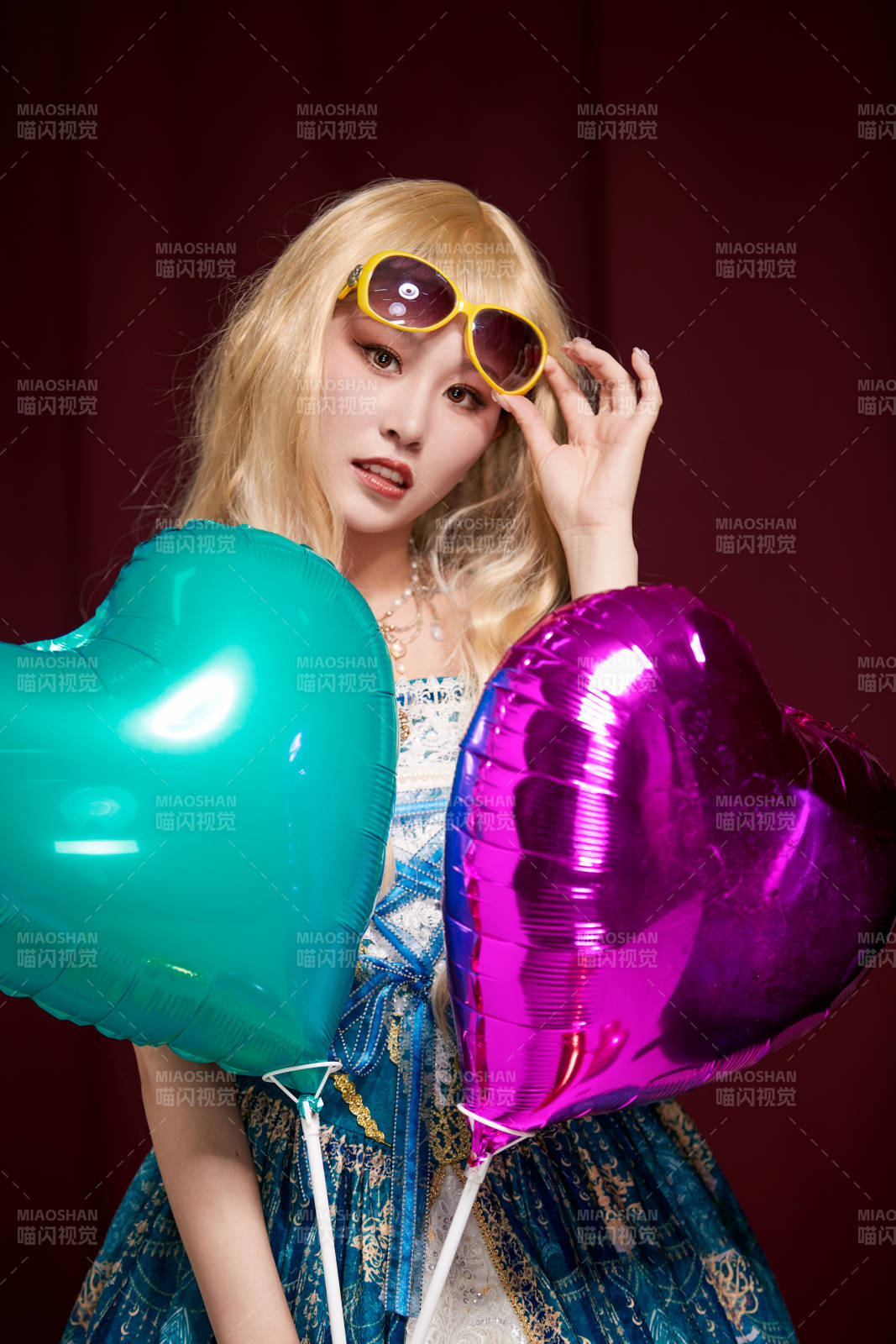 红色背景下穿着欧式宫廷晚装庆祝生日的少女