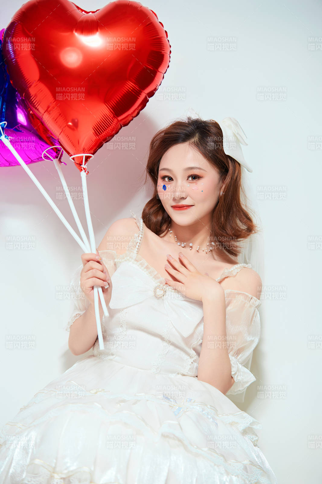 穿著公主裙手拿氣球慶祝生日的亞洲女性