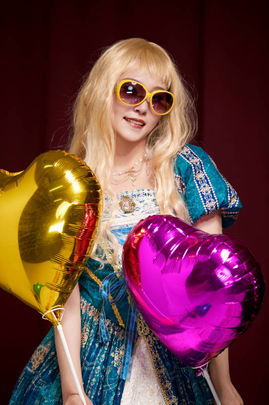 红色背景下穿着欧式宫廷晚装庆祝生日的少女