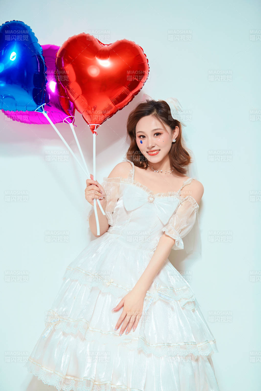 穿著公主裙手拿氣球慶祝生日的亞洲女性