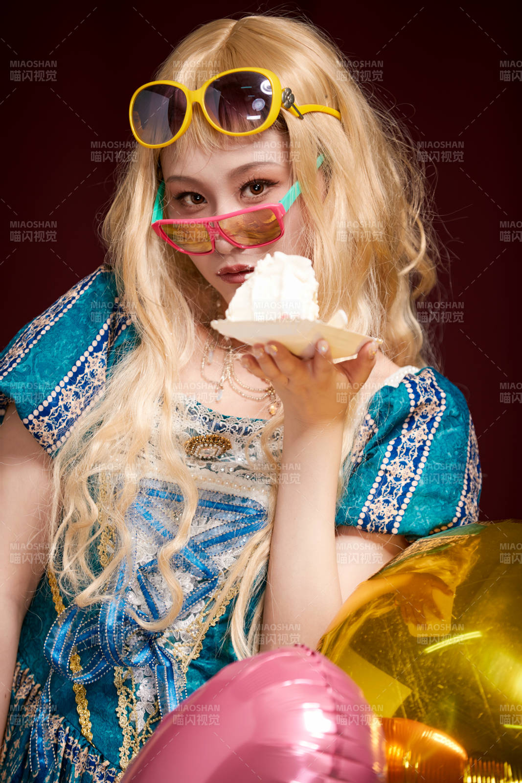 红色背景下穿着欧式宫廷晚装庆祝生日的少女