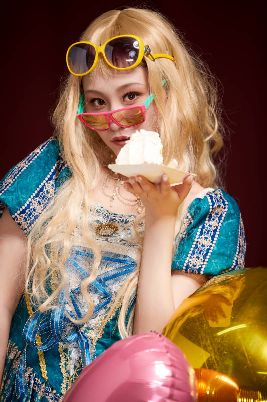 红色背景下穿着欧式宫廷晚装庆祝生日的少女