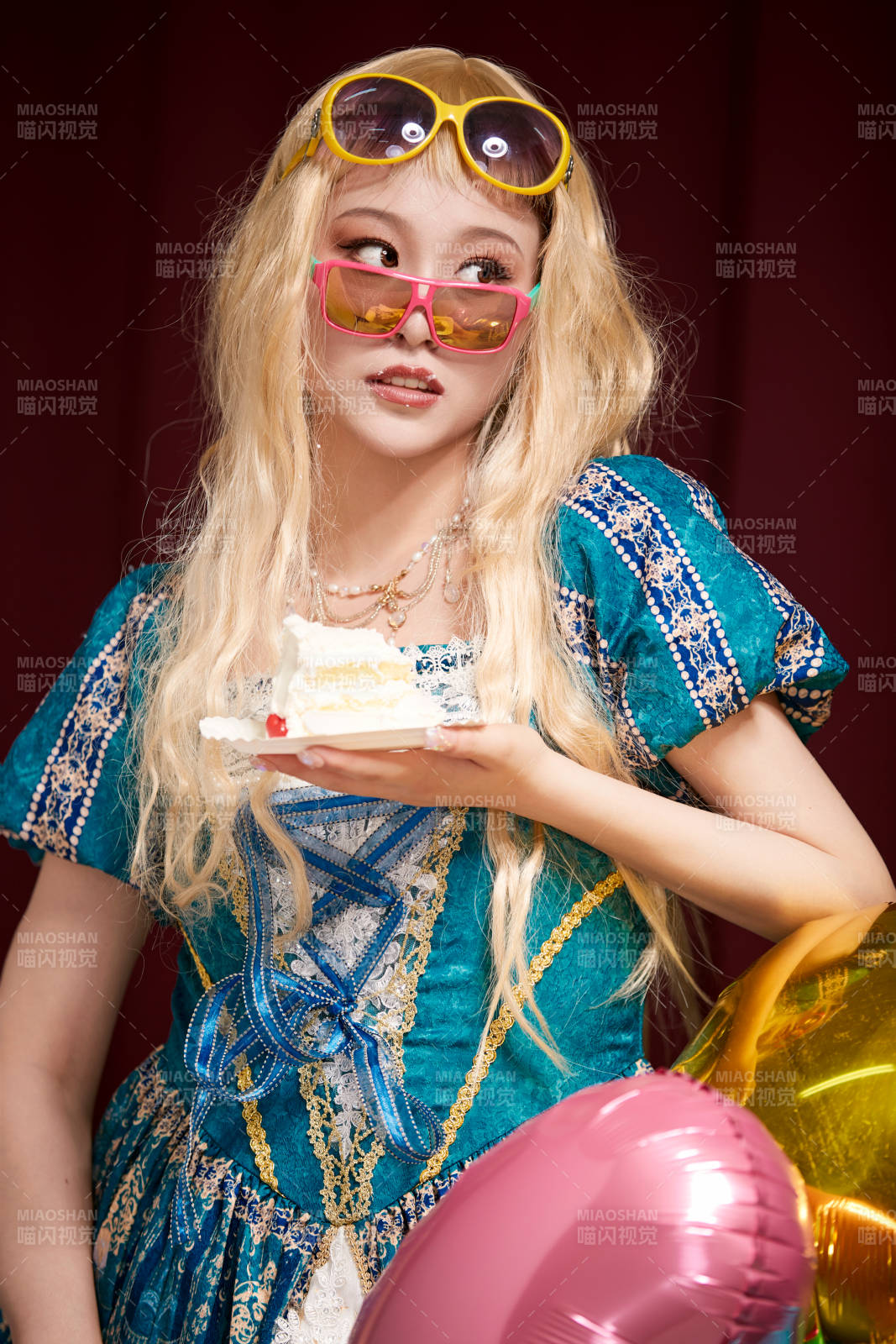 红色背景下穿着欧式宫廷晚装庆祝生日的少女