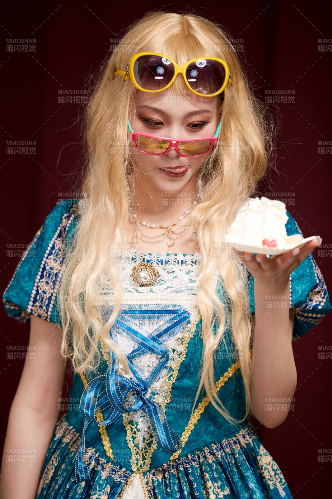 红色背景下穿着欧式宫廷晚装庆祝生日的少女