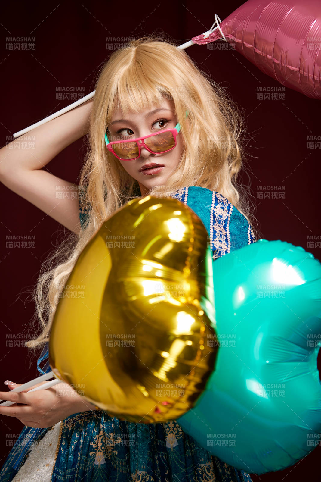 红色背景下穿着欧式宫廷晚装庆祝生日的少女