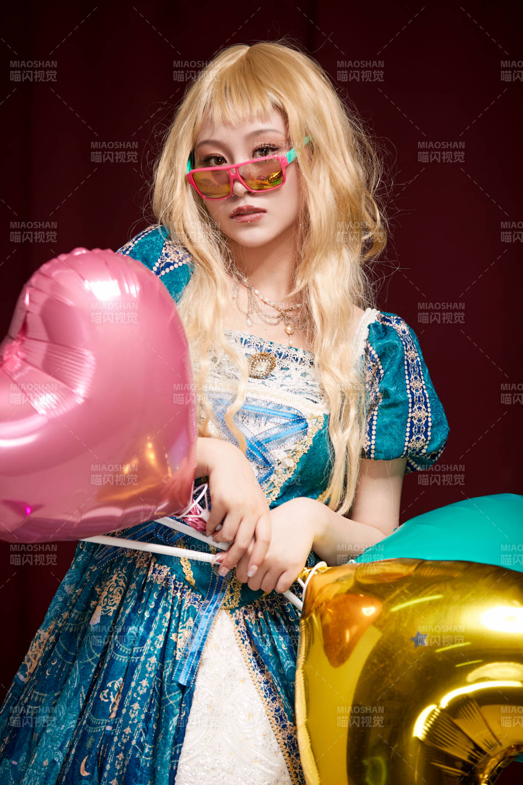 紅色背景下穿著歐式宮廷晚裝慶祝生日的少女