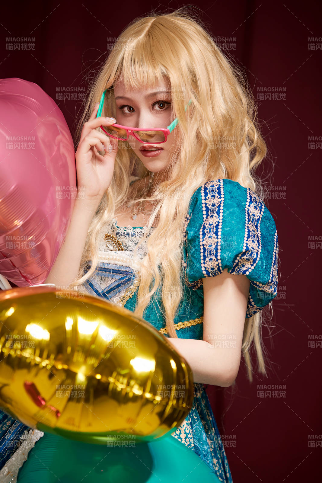 紅色背景下穿著歐式宮廷晚裝慶祝生日的少女