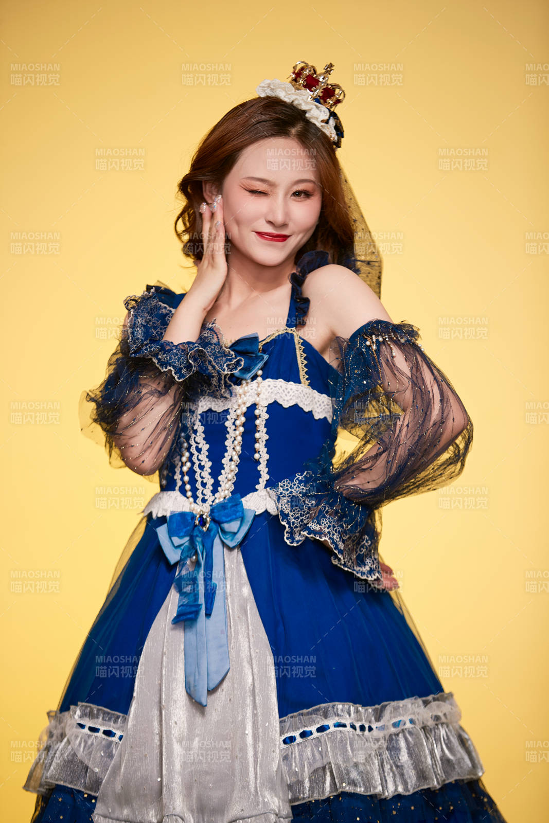 黃色背景下穿著歐式宮廷晚裝慶祝生日的少女