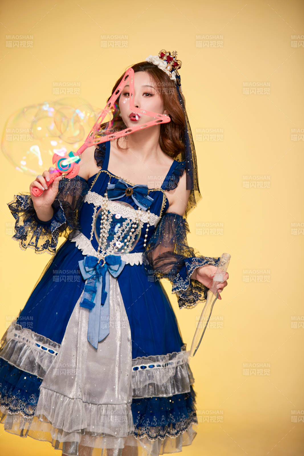 黃色背景下穿著歐式宮廷晚裝慶祝生日的少女