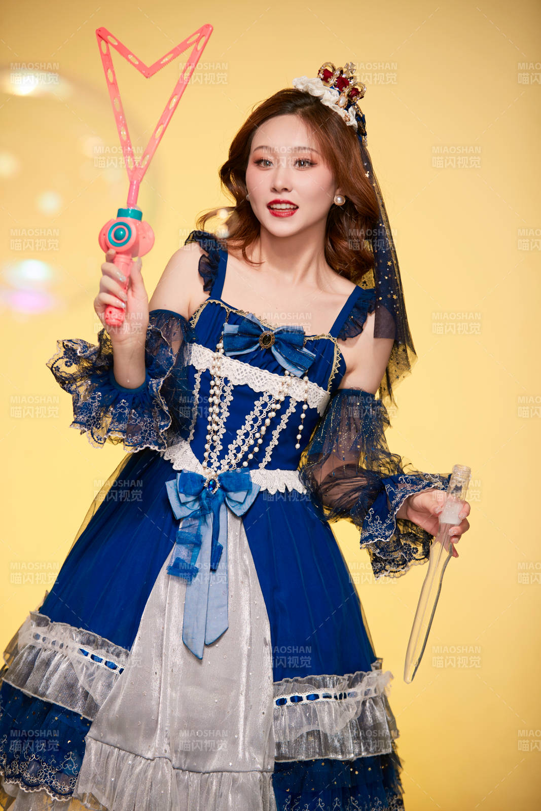 黃色背景下穿著歐式宮廷晚裝慶祝生日的少女