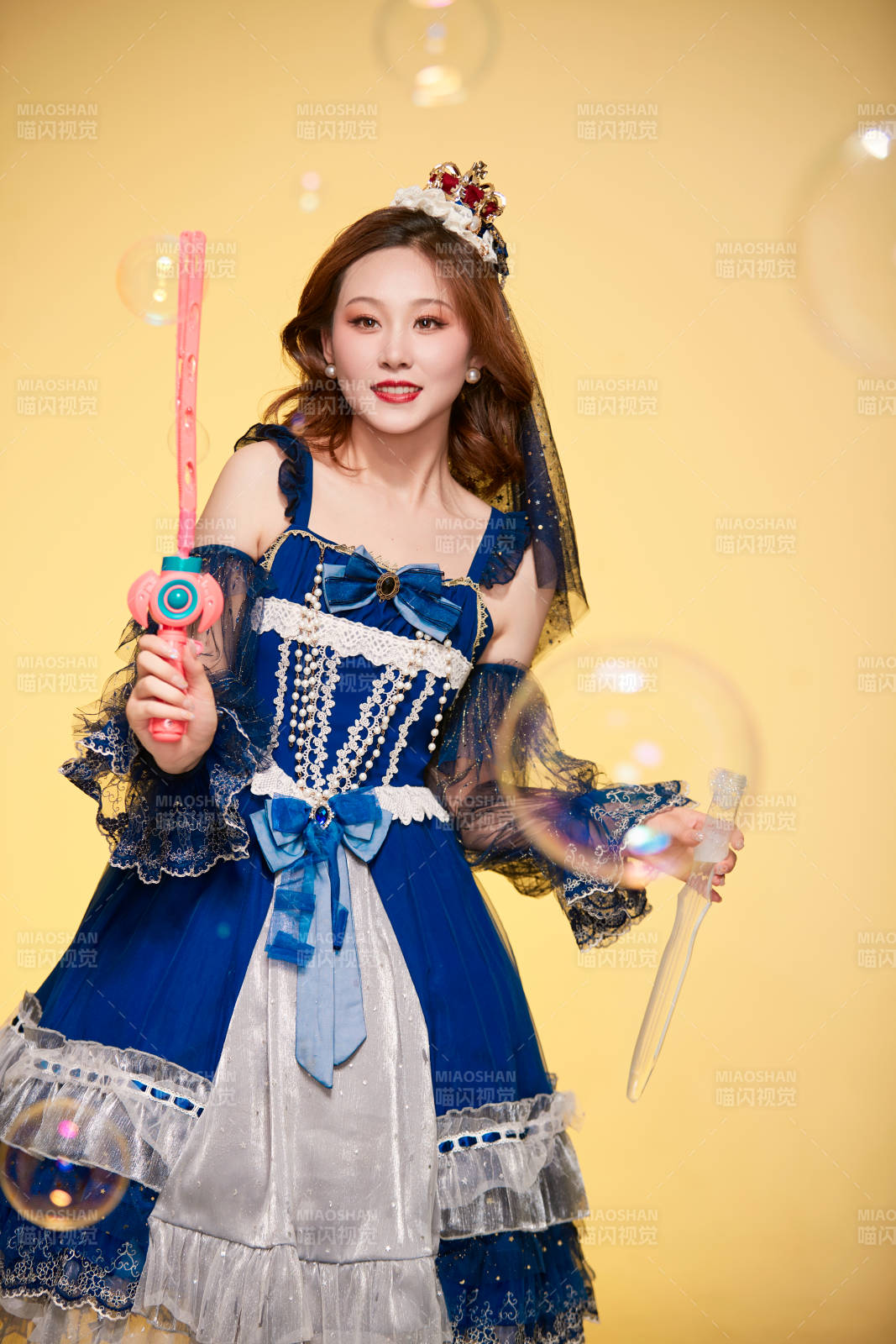 黃色背景下穿著歐式宮廷晚裝慶祝生日的少女