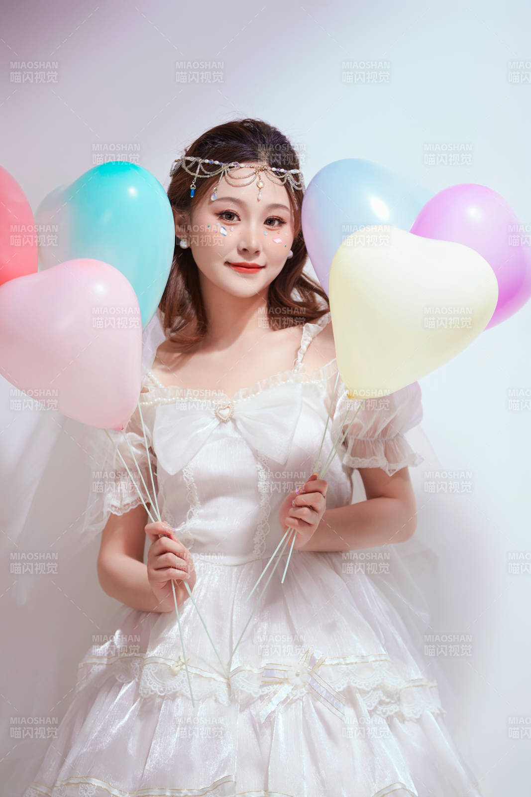 穿著公主裙手拿氣球慶祝生日的亞洲女性