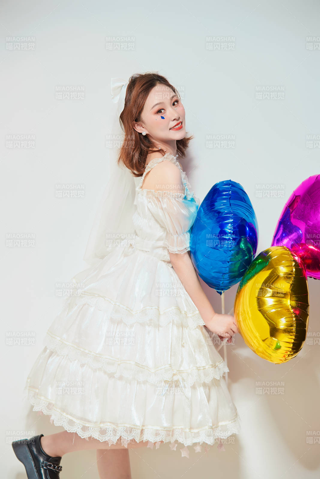 穿著公主裙手拿氣球慶祝生日的亞洲女性