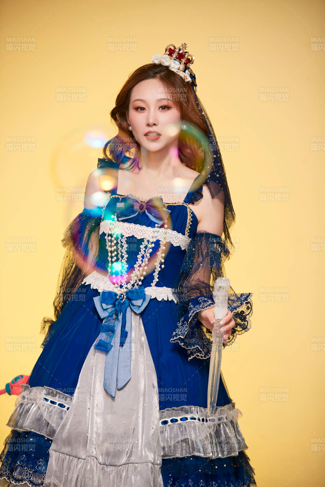 黃色背景下穿著歐式宮廷晚裝慶祝生日的少女