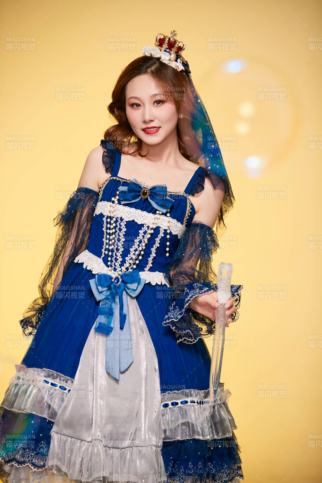 黃色背景下穿著歐式宮廷晚裝慶祝生日的少女