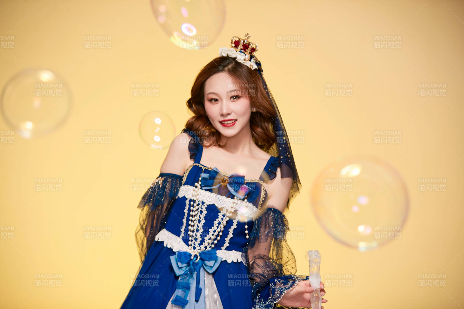 黃色背景下穿著歐式宮廷晚裝慶祝生日的少女