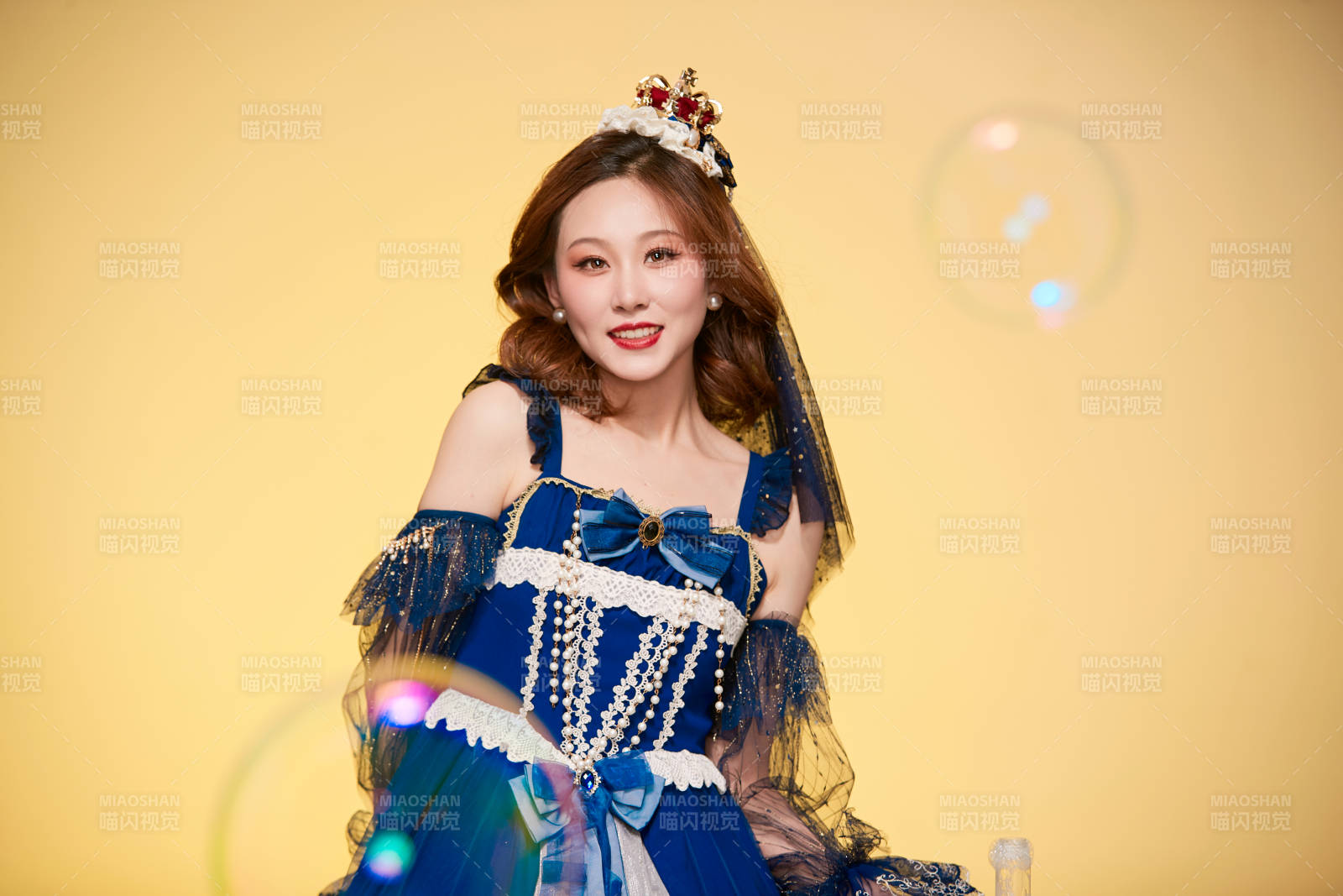 黃色背景下穿著歐式宮廷晚裝慶祝生日的少女