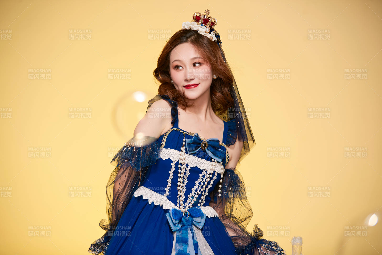 黃色背景下穿著歐式宮廷晚裝慶祝生日的少女