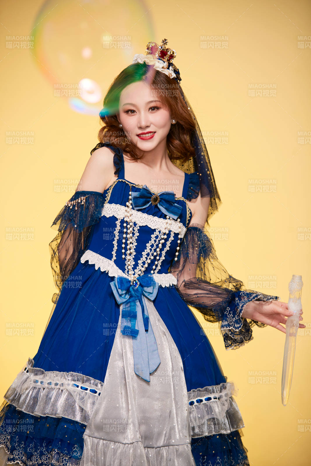 黃色背景下穿著歐式宮廷晚裝慶祝生日的少女