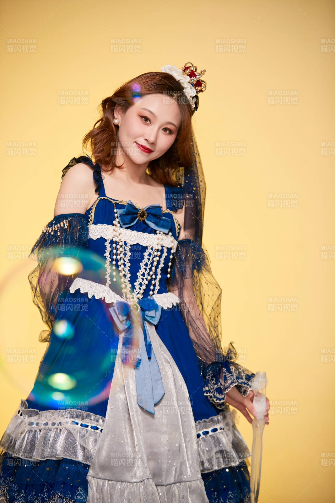 黃色背景下穿著歐式宮廷晚裝慶祝生日的少女