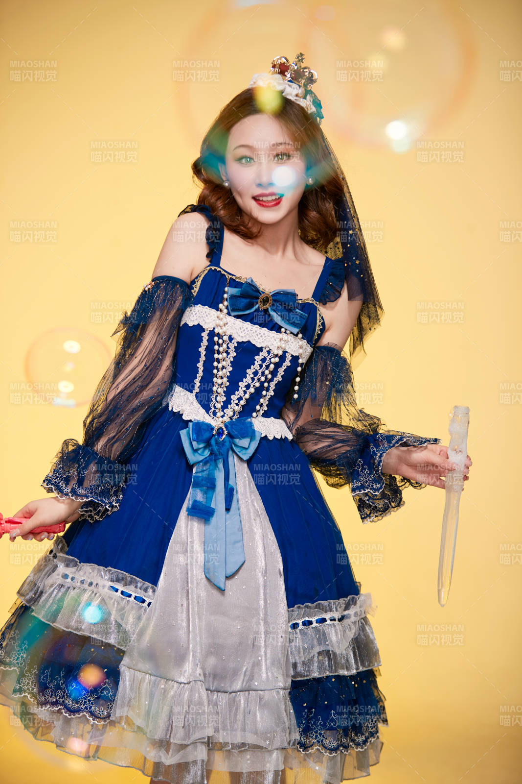 黃色背景下穿著歐式宮廷晚裝慶祝生日的少女