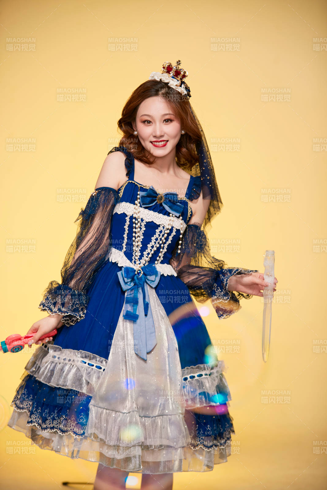 黃色背景下穿著歐式宮廷晚裝慶祝生日的少女