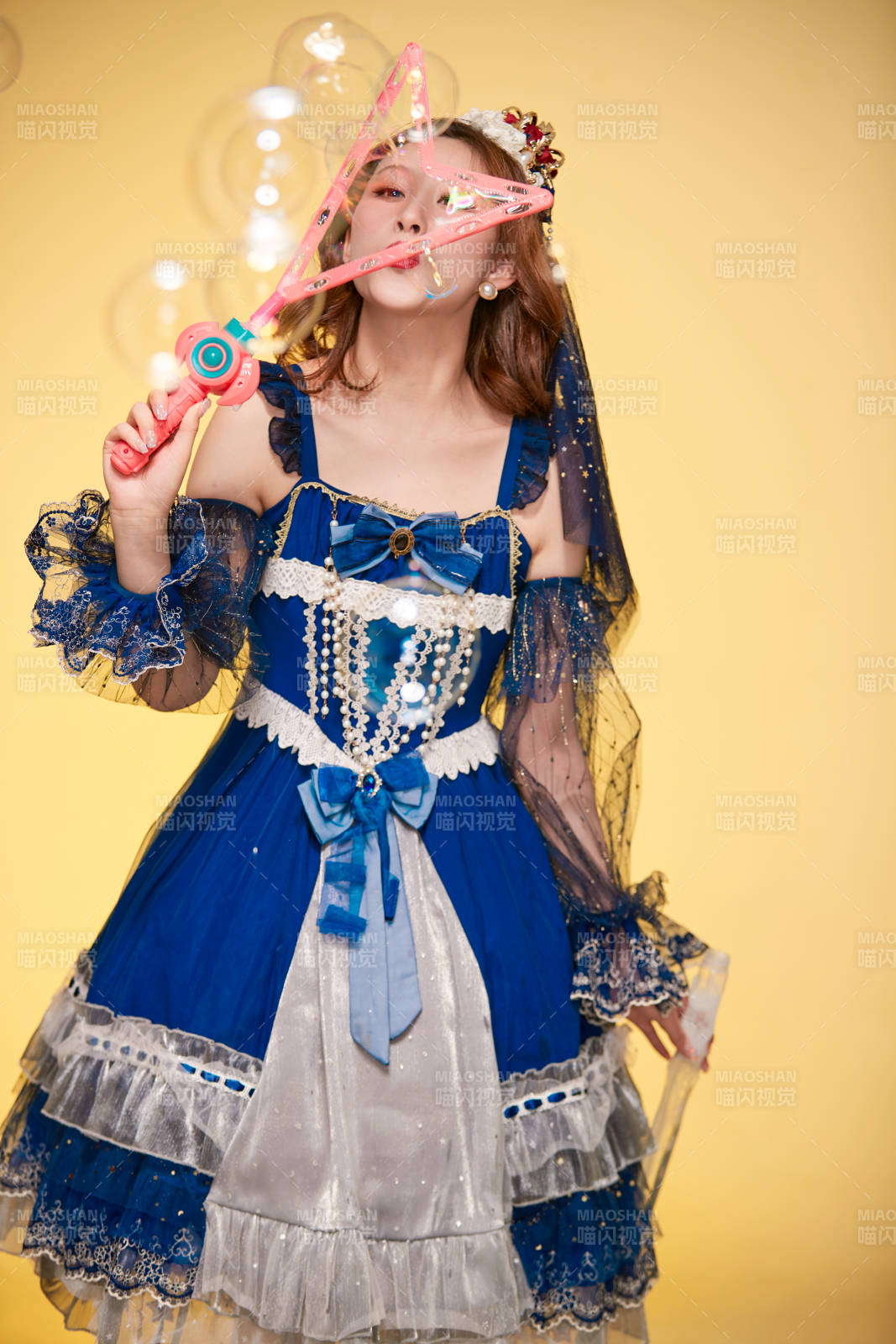 黃色背景下穿著歐式宮廷晚裝慶祝生日的少女