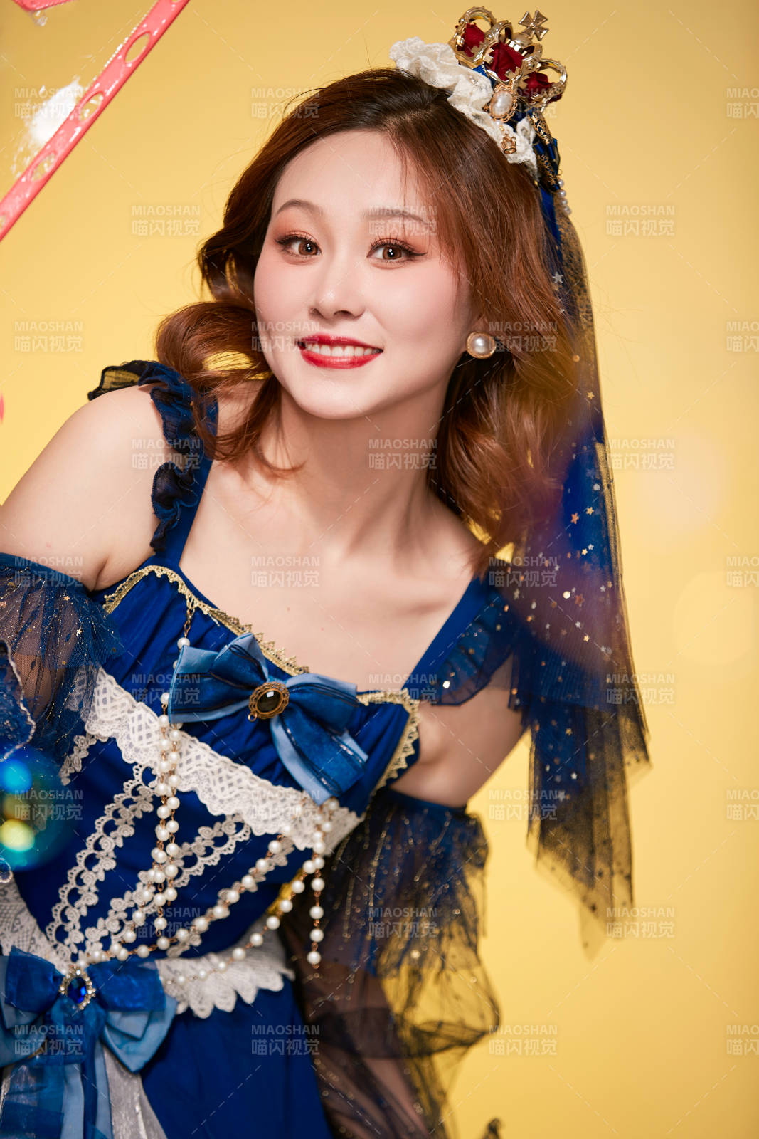 黄色背景下穿着欧式宫廷晚装庆祝生日的少女