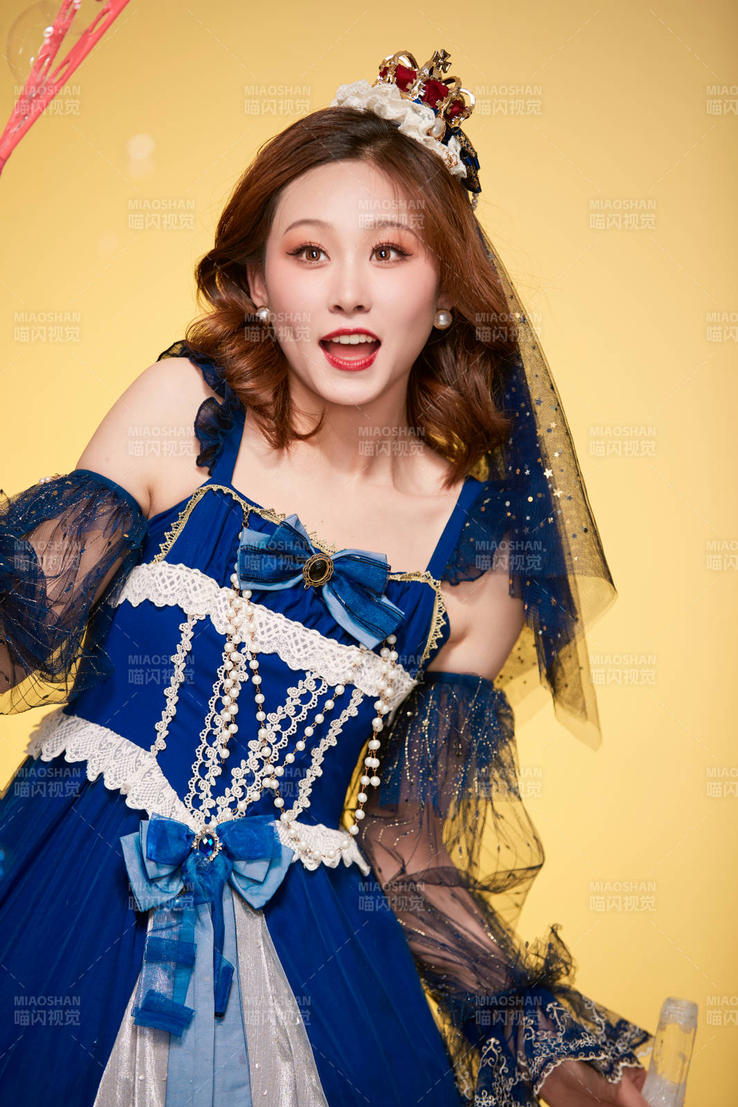 黃色背景下穿著歐式宮廷晚裝慶祝生日的少女