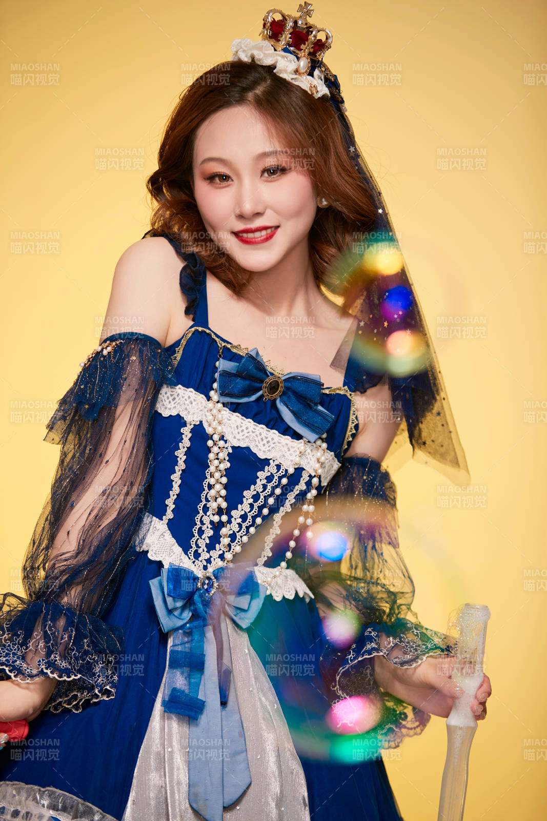 黃色背景下穿著歐式宮廷晚裝慶祝生日的少女