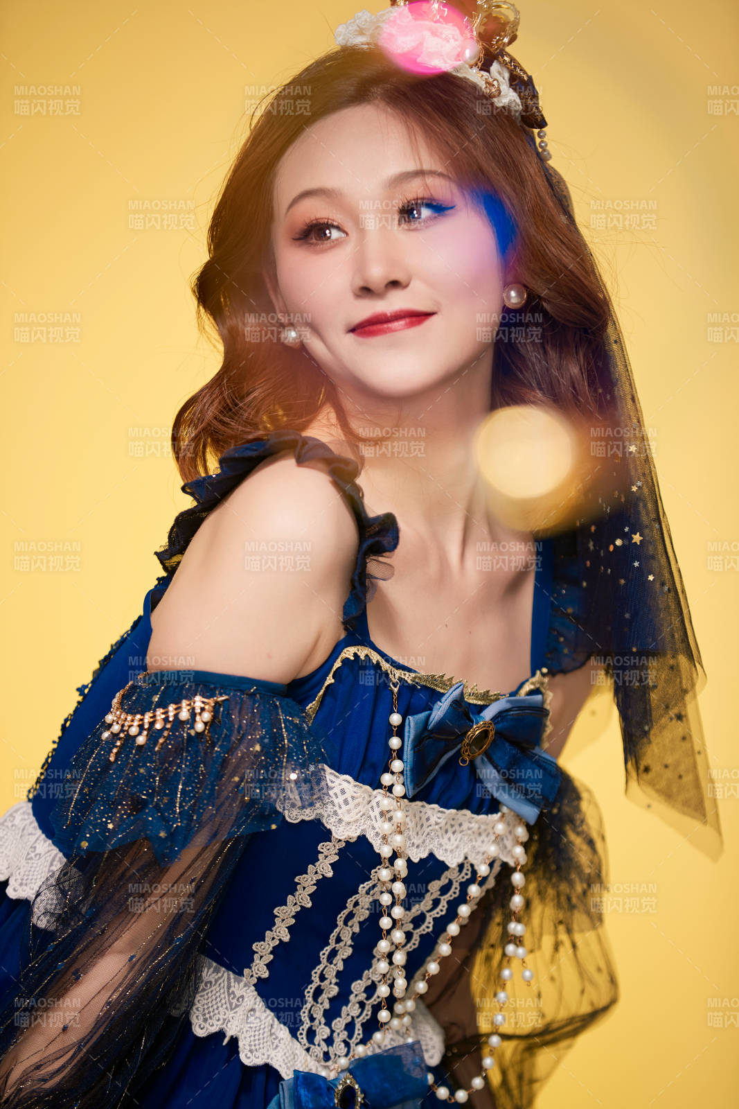 黄色背景下穿着欧式宫廷晚装庆祝生日的少女