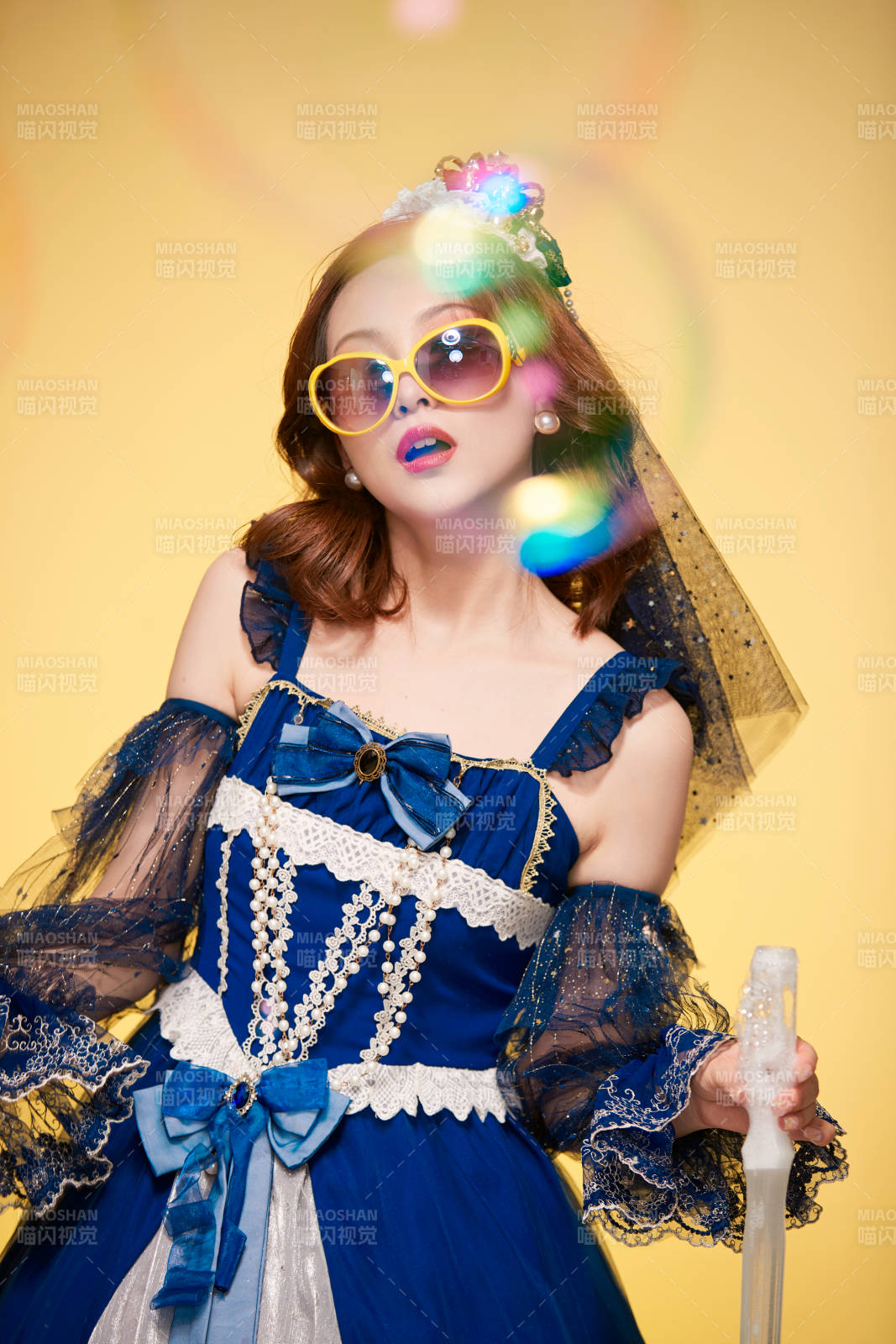 黃色背景下穿著歐式宮廷晚裝慶祝生日的少女