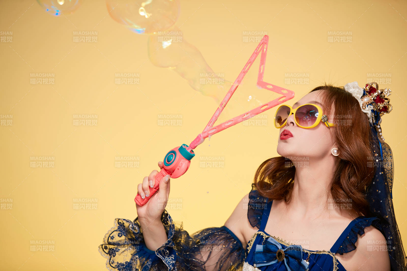 黃色背景下穿著歐式宮廷晚裝慶祝生日的少女