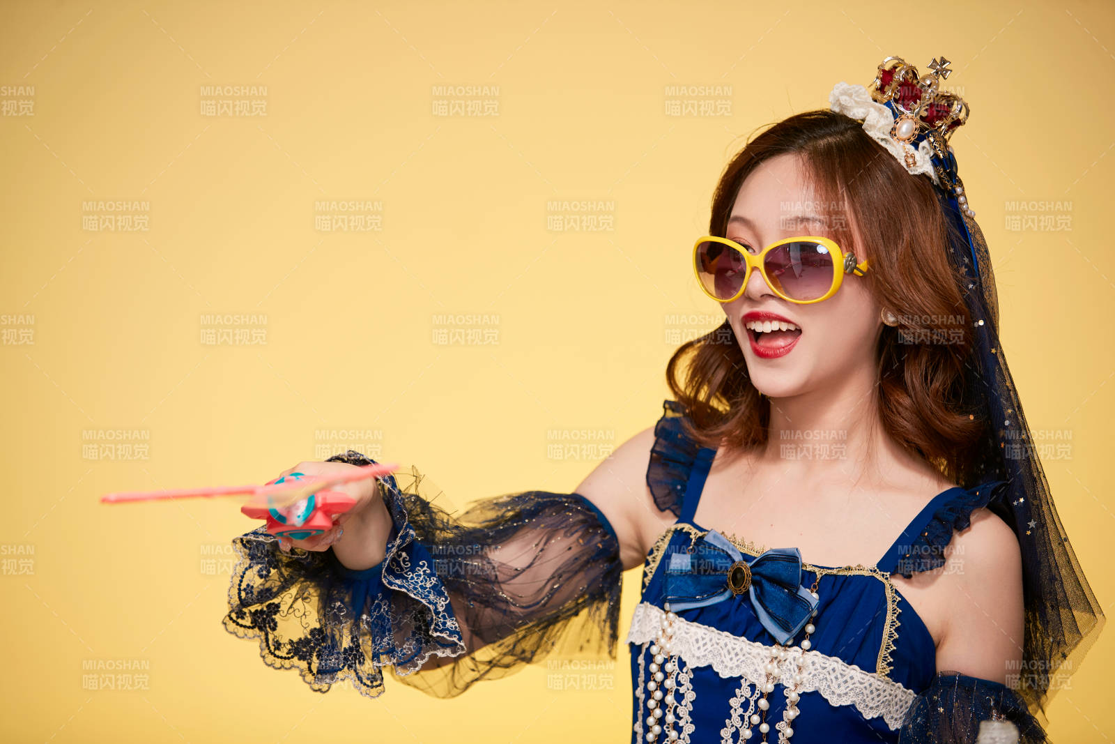 黃色背景下穿著歐式宮廷晚裝慶祝生日的少女