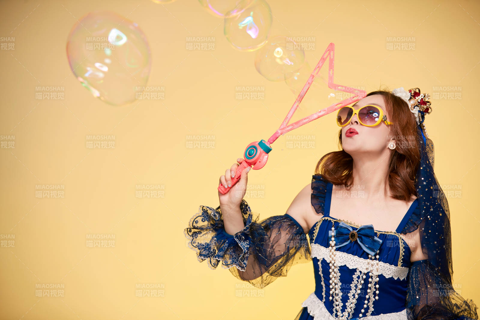 黃色背景下穿著歐式宮廷晚裝慶祝生日的少女