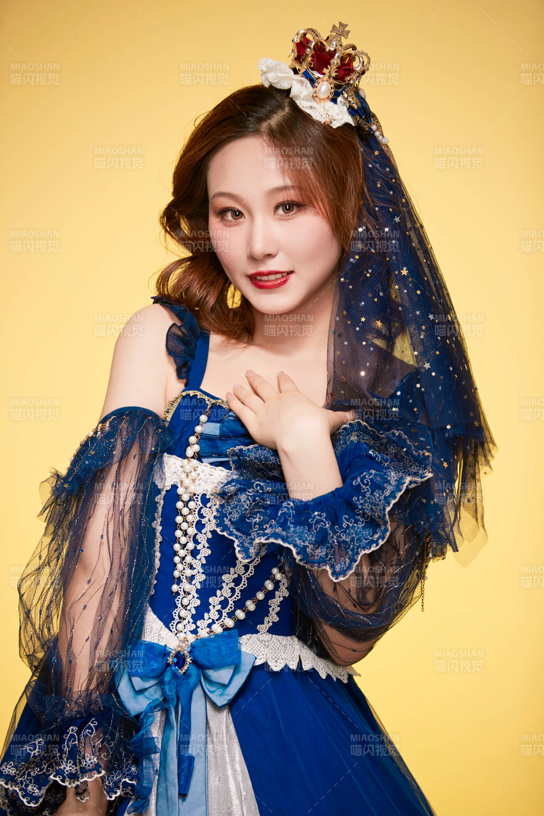 黃色背景下穿著歐式宮廷晚裝慶祝生日的少女