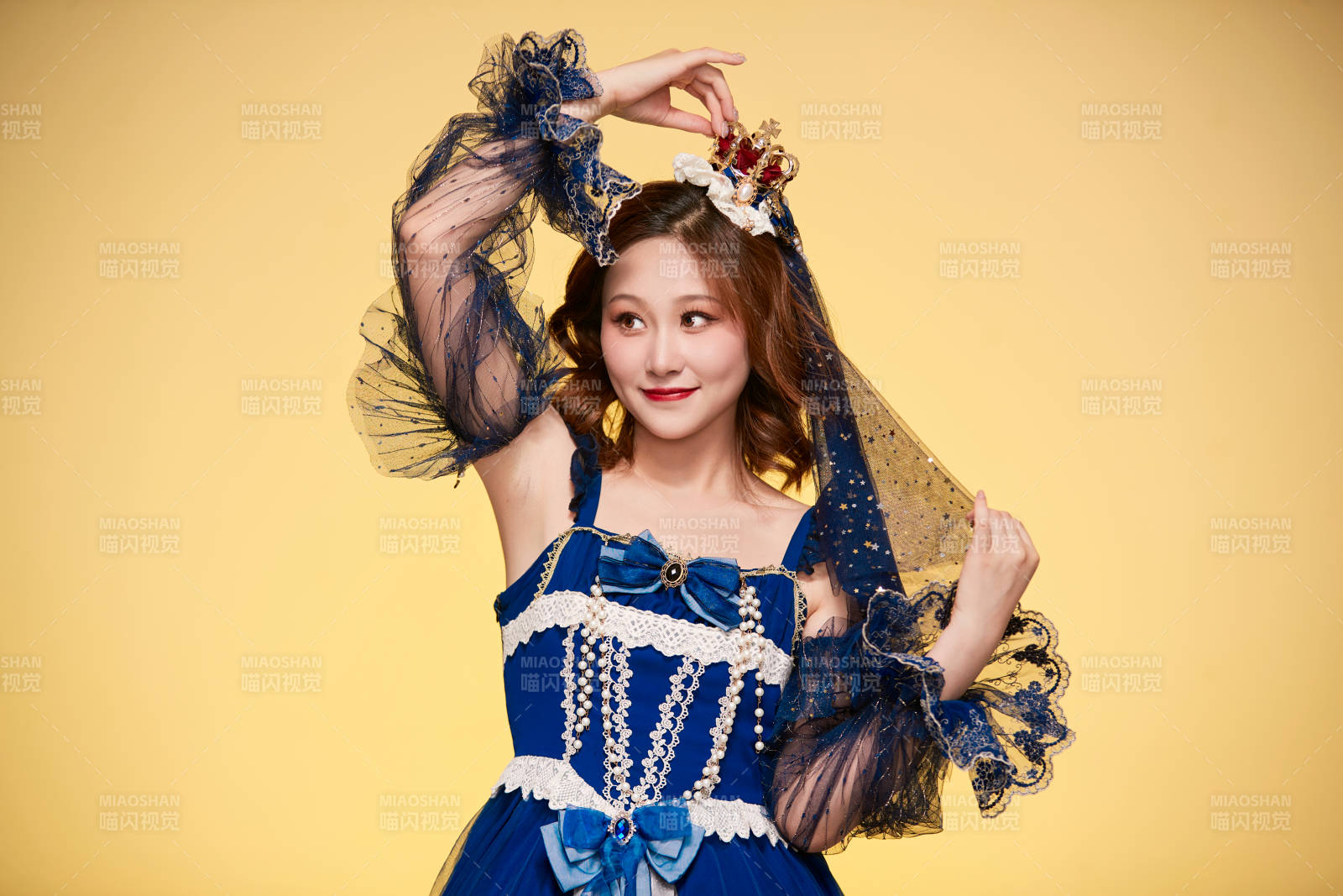 黃色背景下穿著歐式宮廷晚裝慶祝生日的少女