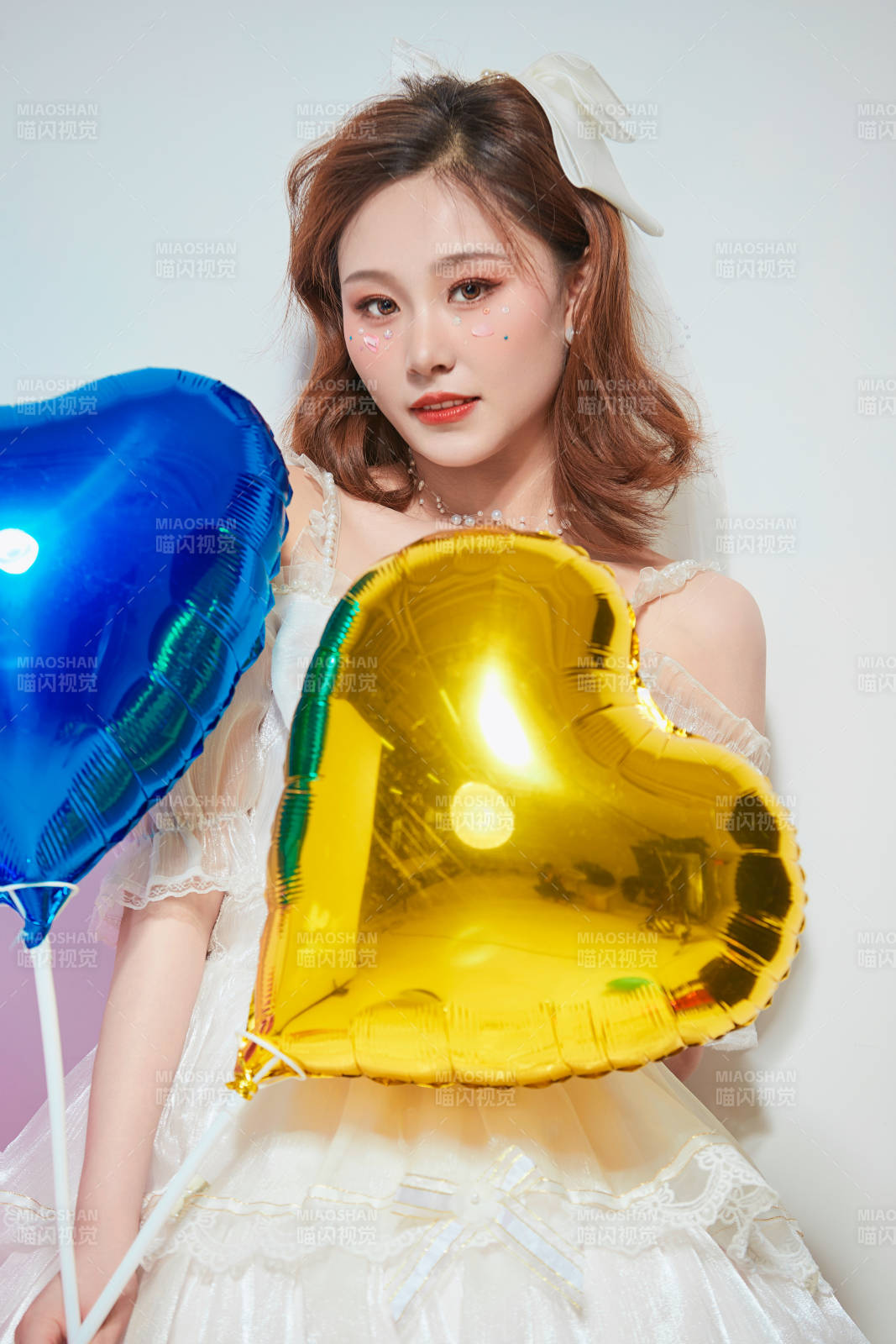 穿著公主裙手拿氣球慶祝生日的亞洲女性