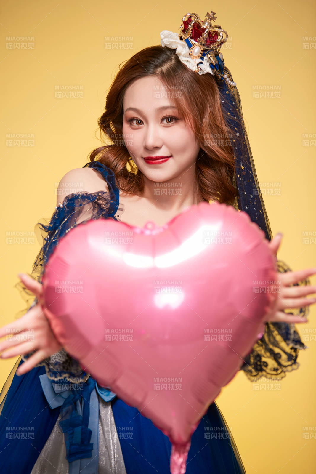 黄色背景下穿着欧式宫廷晚装庆祝生日的少女