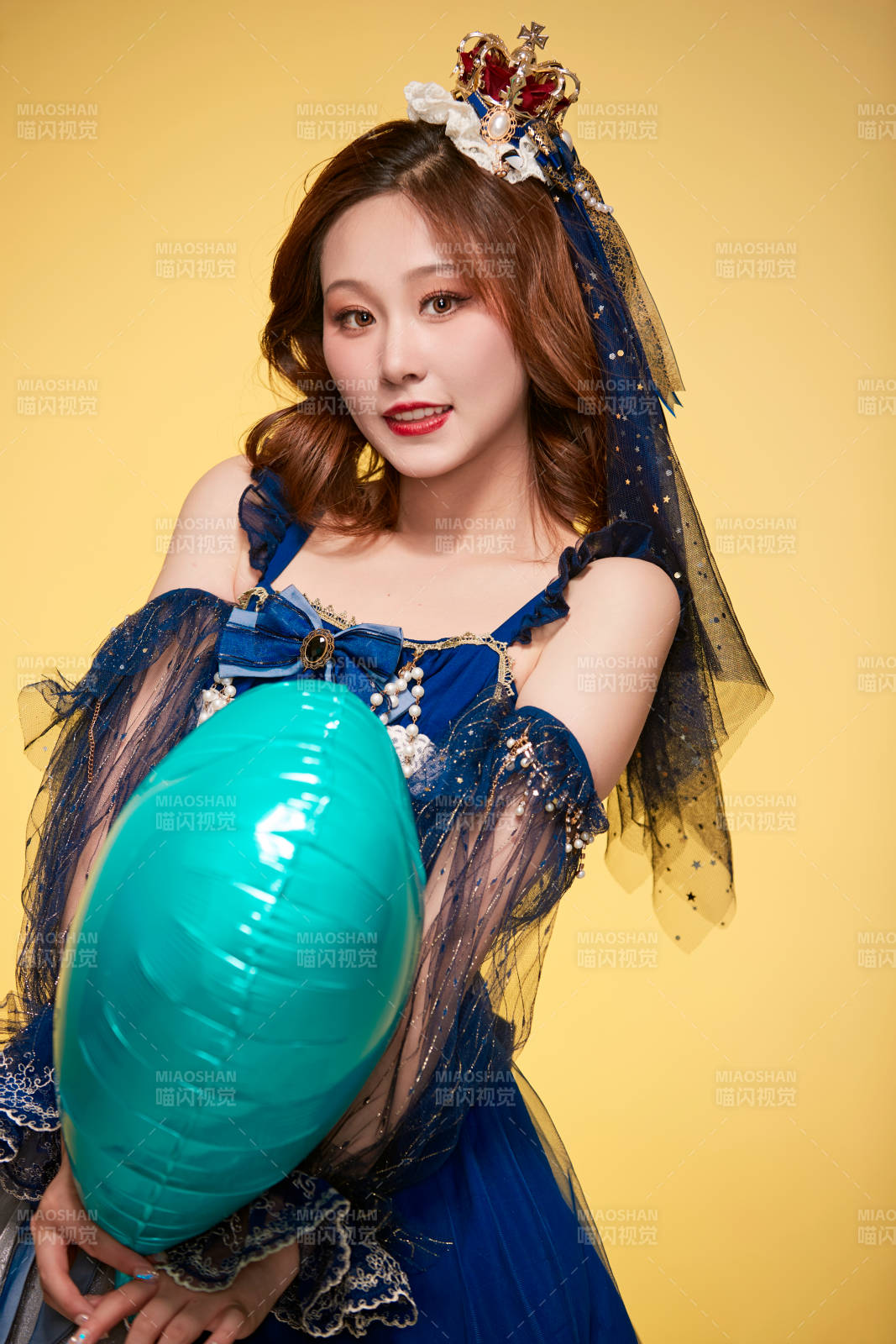 黃色背景下穿著歐式宮廷晚裝慶祝生日的少女