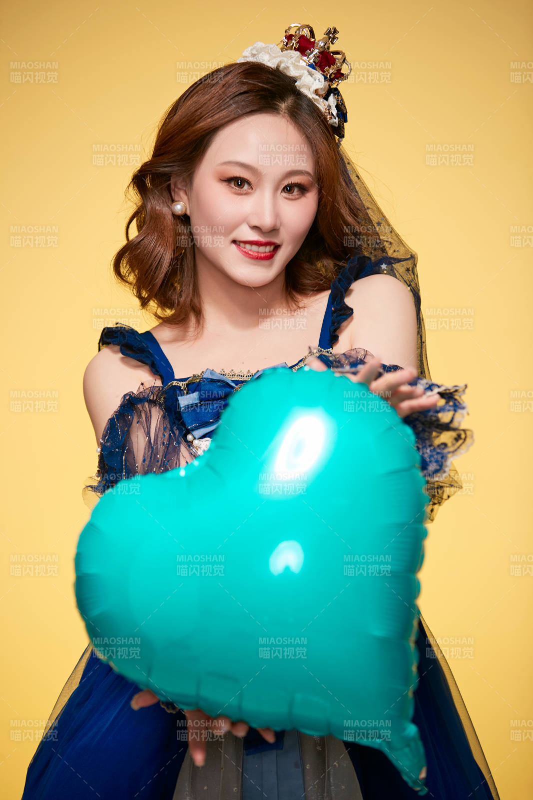 黄色背景下穿着欧式宫廷晚装庆祝生日的少女